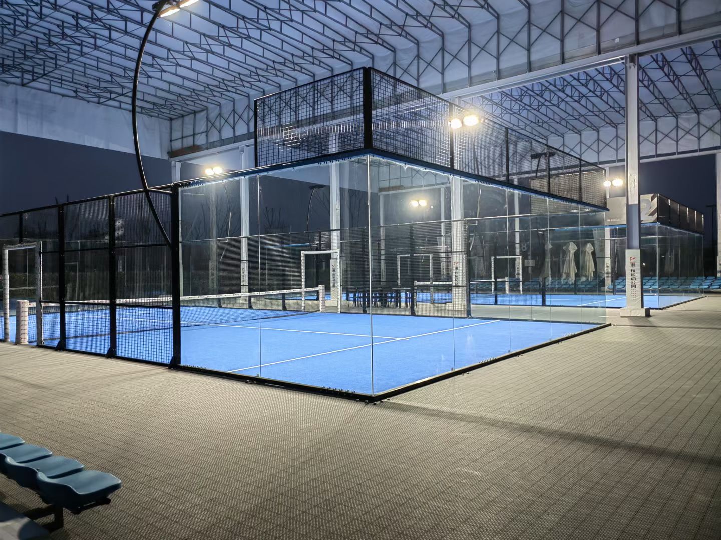cancha de pádel con vistas panorámicas