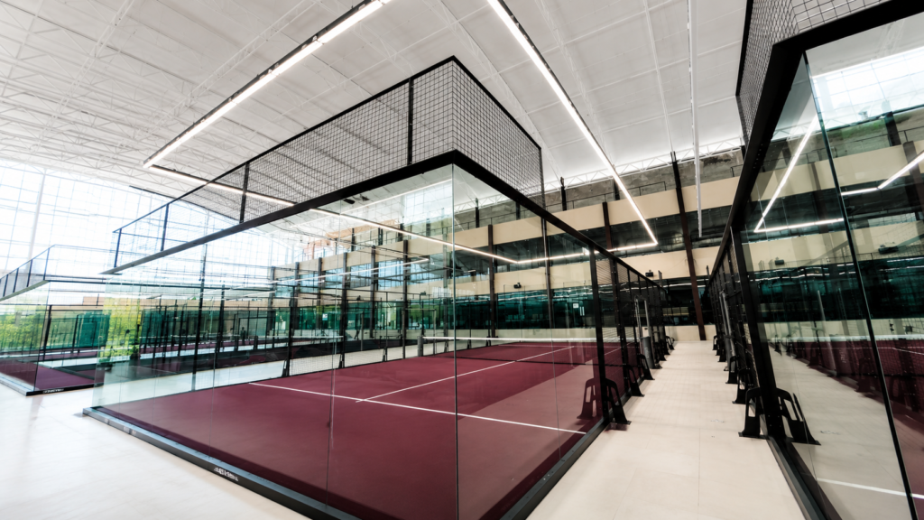 cancha de pádel con vistas panorámicas