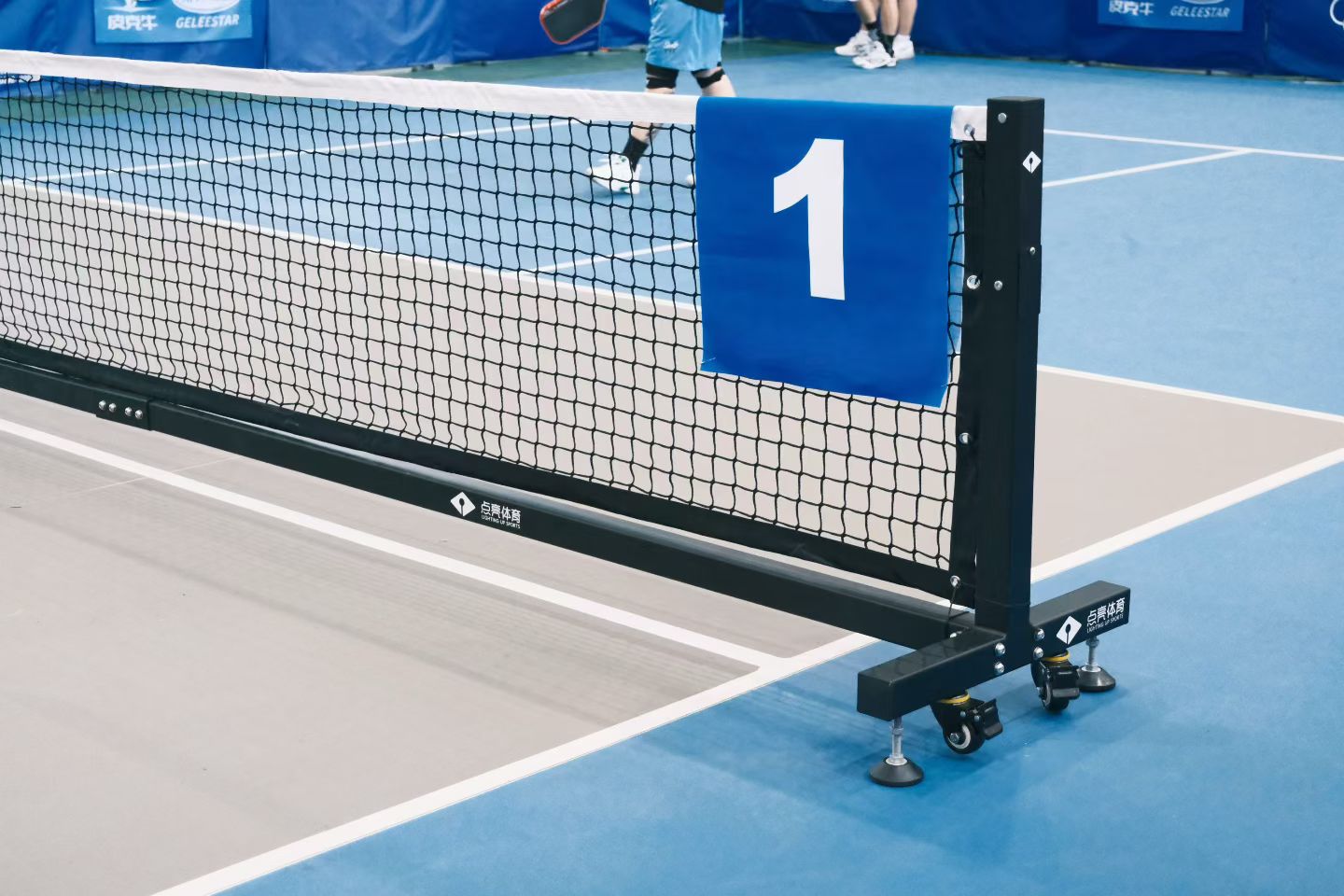 tiang jaring lapangan pickleball