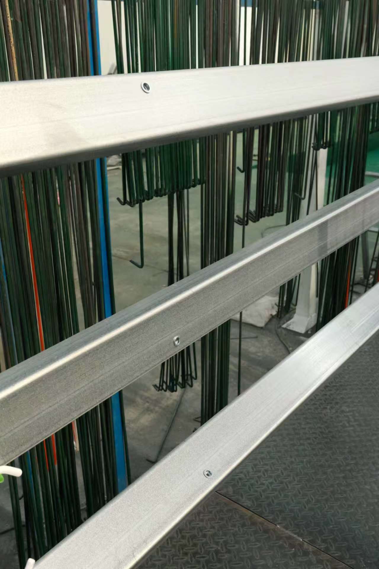 Complete-component hot-dip galvanizing of a coastal padel court steel frame after welding